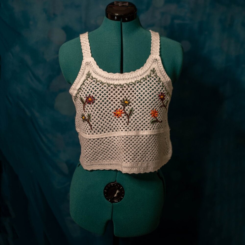 🌼 White Crochet Tank with Embroidered Flowers – Size Medium